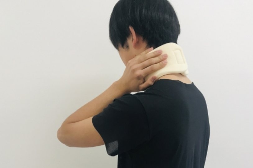 交通事故によるむち打ちに悩む男性