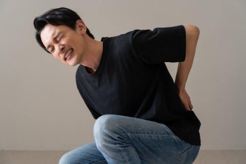 腰の痛みに苦しむ男性