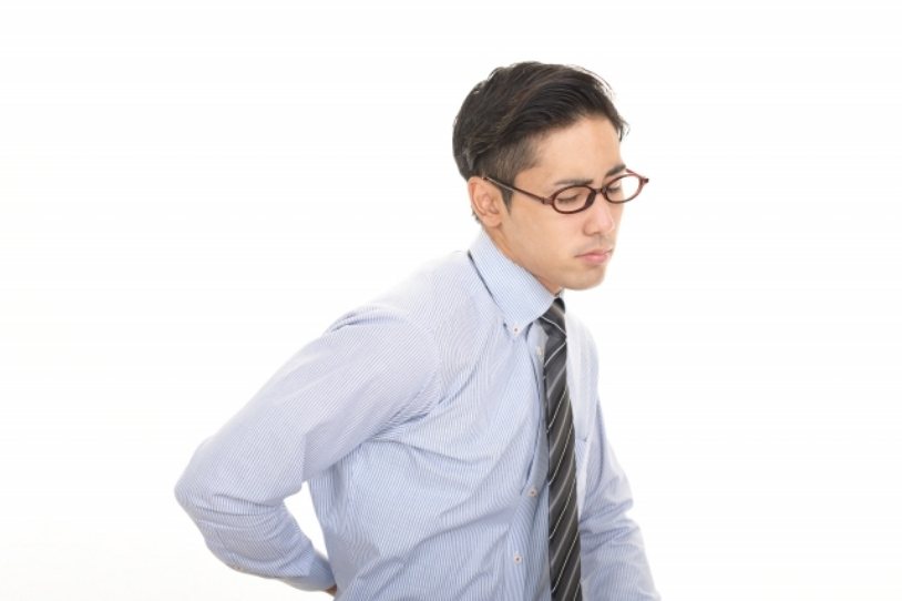 腰痛に悩む男性