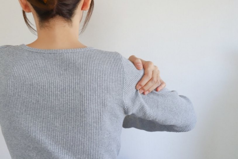 肩の痛みを訴える女性