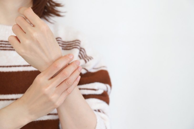 手首の痛みに悩む女性